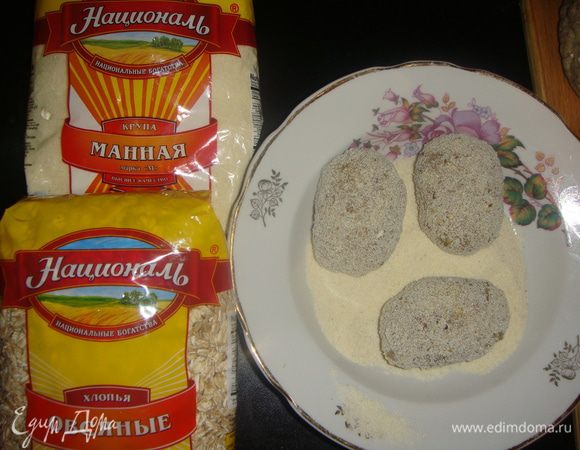 В тарелку всыпать манную крупу ТМ «Националь» и обвалять в ней котлеты.
