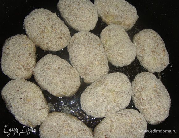 Сковороду нагреть, влить масло. Сначала обжарить котлеты до золотистого цвета с одной стороны.