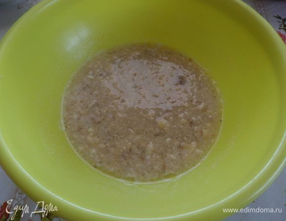 Добавляем рассол. (Рассол я немного  подогрела). Перемешиваем массу. Оставляем на 20-30 минут.