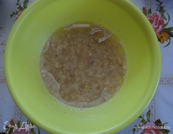Добавляем растительное масло. Перемешиваем массу.
