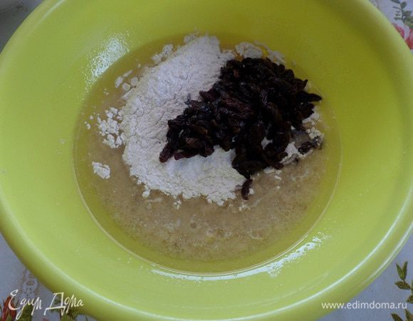 Добавляем просеянную пшеничную муку, разрыхлитель и изюм. Перемешиваем.