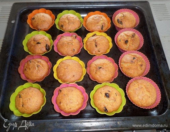 Выпекаем кексы в разогретой духовке 30-40 минут при 180°С.