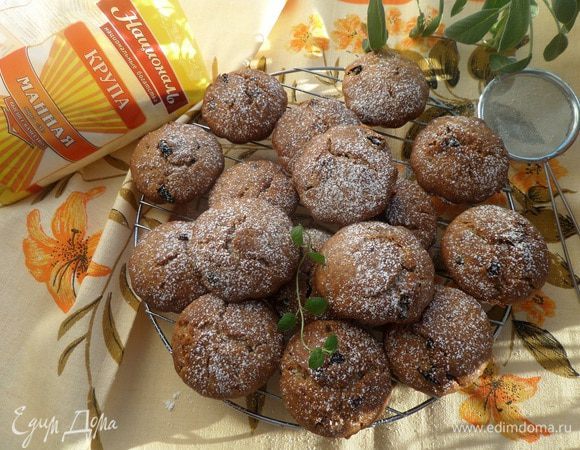 Остужаем кексы. Посыпаем сахарной пудрой.