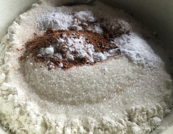 Смешайте все сухие ингредиенты для теста.