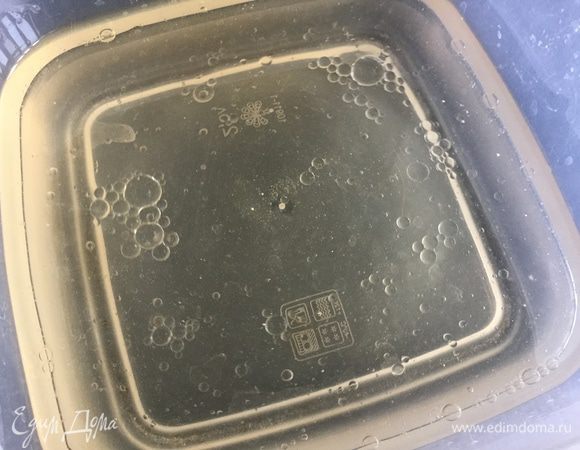 Отдельно разведите воду, растительное масло и белый винный уксус.