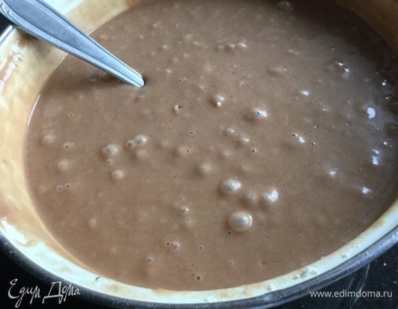 Смешайте сухие ингредиенты и жидкие.