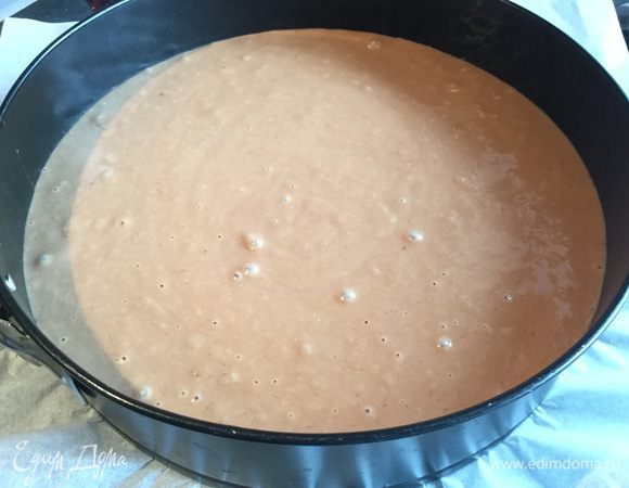 Форму застелите бумагой для выпечки, вылейте тесто в форму и запекайте бисквит в предварительно нагретой до 180°С духовке 40 минут. Готовность проверьте зубочисткой.