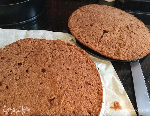 Полностью остудите бисквит, разрежьте на три коржа.