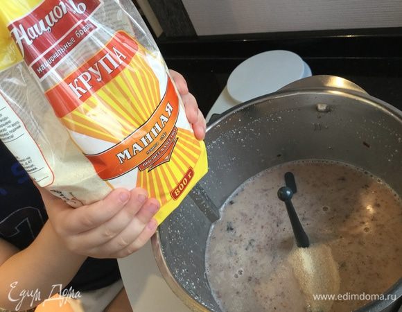 В небольшую кастрюлю налейте кокосовое молоко, добавьте миндальную крошку, какао, крахмал и манную крупу ТМ «Националь». Поставьте на медленный огонь и доведите до кипения, постоянно взбивая крем венчиком. 