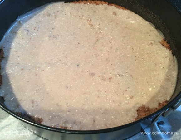 Немного остудите крем и хорошо взбейте. При помощи кольца соберите торт: положите первый корж, залейте 1/3 частью крема, выложите следующий корж и т.д. Поставьте торт в холодильник минимум на 2 часа.