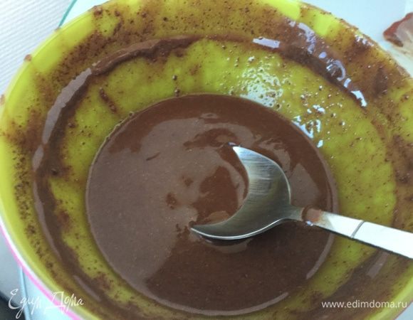 Теперь приготовим шоколадную глазурь: на водяную баню поставьте миску, налейте в нее получившееся миндальное молоко, добавьте поломанный на кусочки шоколад и быстрорастворимый желатин, подогрейте, помешивая, пока не растает шоколад, следите за температурой, не более 60°С. Остудите.