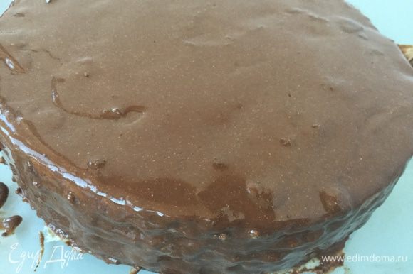 Покройте торт шоколадной глазурью и поставьте в холодильник еще на час.