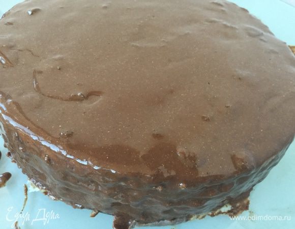 Покройте торт шоколадной глазурью и поставьте в холодильник еще на час.