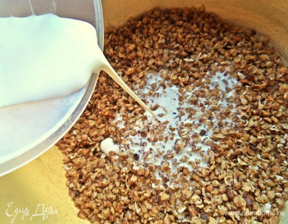 Гречневые хлопья залить теплыми сливками.
