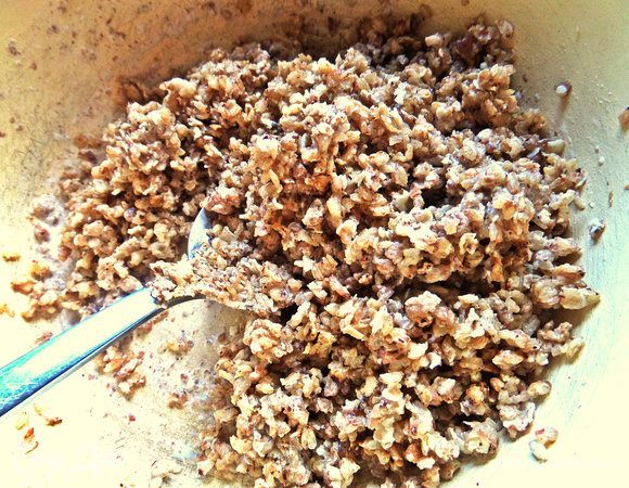 Оставить до полной пропитки, перемешивая несколько раз.