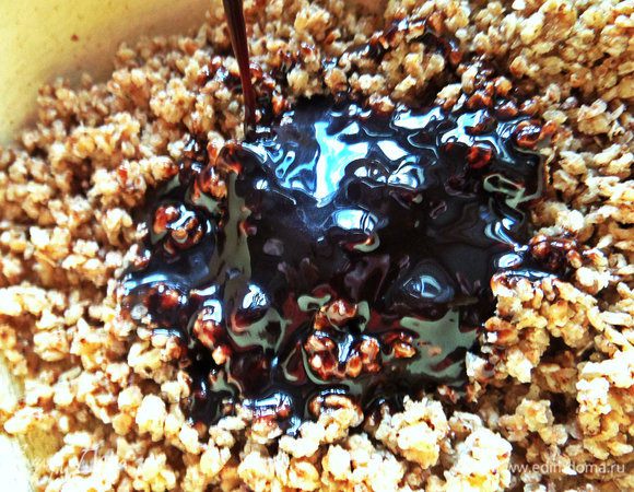 Влить густой сироп, у меня был шоколадный. Но можно остановиться на одном меде и какао, например.