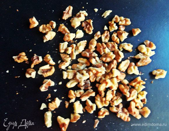 Орехи обжарить, измельчить.