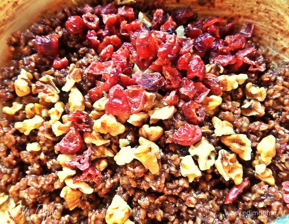 Добавить вяленую клюкву, я ее разрезала пополам, была крупная.