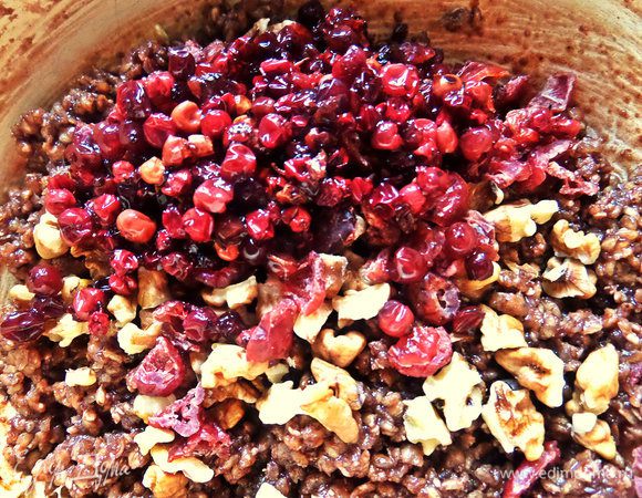 Так как клюква совсем не кислая, а даже наоборот, для кислинки я добавила немного брусники, которая у меня заготавливалась в меду. Так она сохраняется до следующего урожая, правда становится не сочная, но в выпечку самое то. Поэтому я и указала мед в составе.