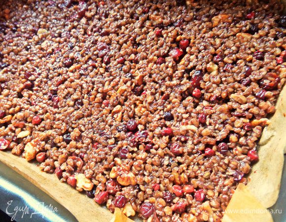 Застелить форму промасленным пергаментом и выровнять на бумаге нашу смесь.