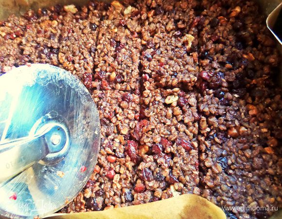 Нарезать ножом для пиццы прямо в горячем виде.