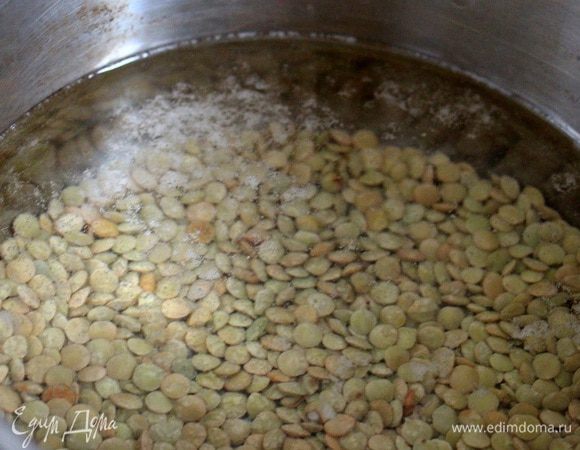 После кипения воды варим чечевицу около 15 минут, затем добавляем цветную капусту и варим еще 5 минут. 