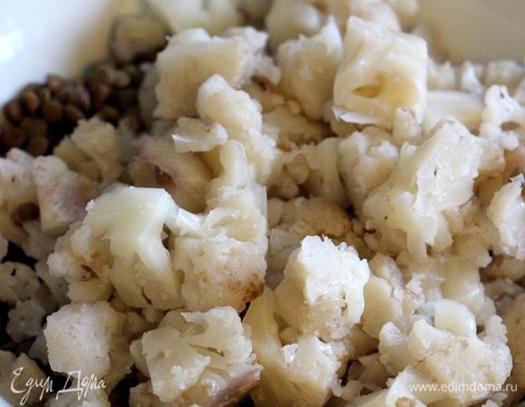 Чечевицу и цветную капусту откидываем на дуршлаг и остужаем. 