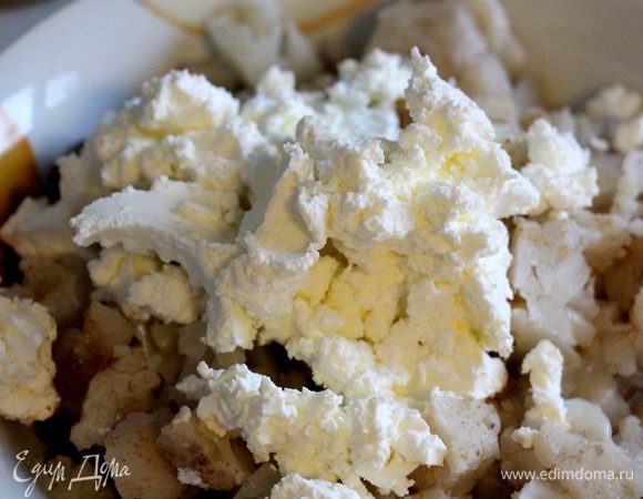 Добавляем измельченный (можно воспользоваться вилкой, можно ножом) рассольный сыр (фета и похожие на него). 