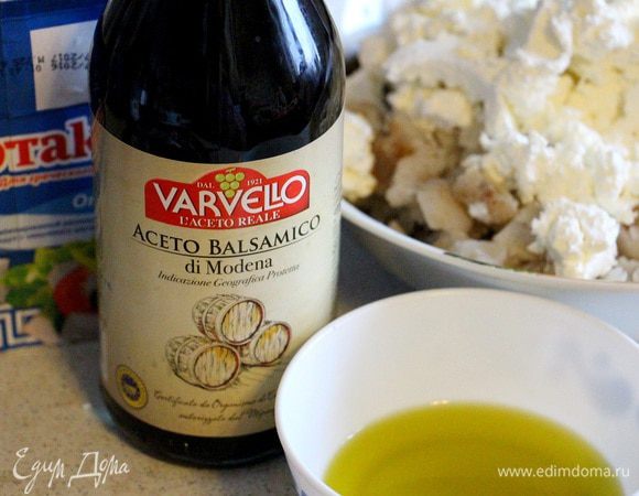 Делаем заправку для салата: 2 ч. л. оливкового масла хорошо перемешиваем с 1 ч. л. винного уксуса, 1 ч. л. горчицы, 1 ч. л. соевого соуса и 1 ч. л. меда. 