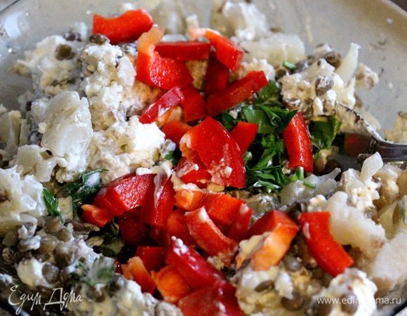 Добавляем к чечевице, капусте и сыру нарезанные перец и зелень. 