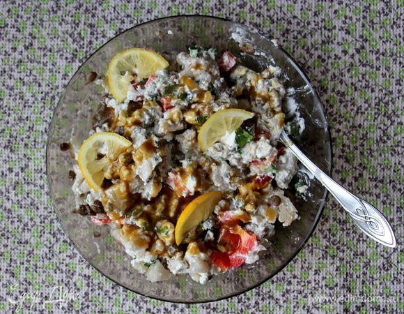 Перемешиваем и поливаем сверху заправкой. В качестве украшения подойдут лимонные дольки, которые по вкусу отлично оттеняют кисло-сладкий вкус салата. 
Салат одинаково хорош как в горячем виде, так и холодным!