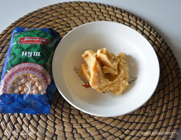 Нут ТМ «Националь» замочить на ночь в воде. Утром отварить в новой воде в мультиварке 1 час 20 минут в режиме «Варка». Измельчить нут в блендере, добавив немного воды. Нам нужно 125 г нутового пюре.