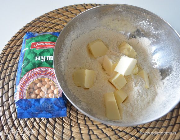 Сливочное масло поместить в морозильник на 10 минут. Просеять муку с солью и растереть с маслом, нарезанным на куски.