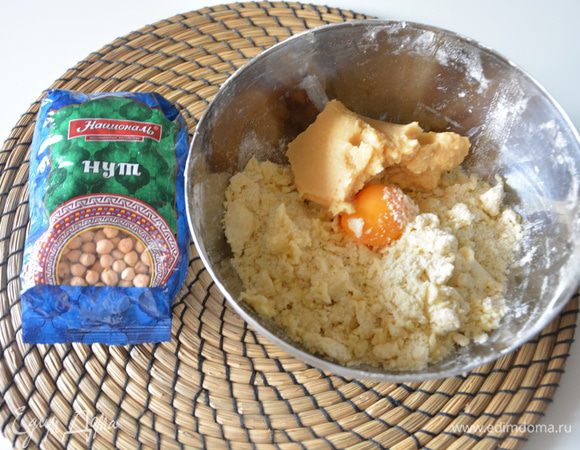 Добавить желток и нутовое пюре.