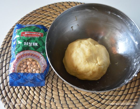 Скатать в шар, обернуть пленкой и убрать в холодильник на 20-30 минут.