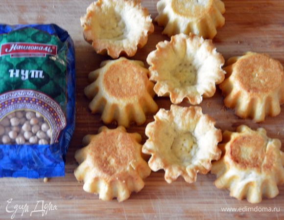 Выпекать в хорошо разогретой духовке при 200°С 18-20 минут или до румяного цвета. Нутовое тесто печется дольше обычного. Вынуть корзиночки из форм и остудить.