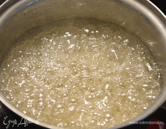 Для крема: смешать воду и сахар, вскипятить. Варить до 120°С, примерно 5 минут. 