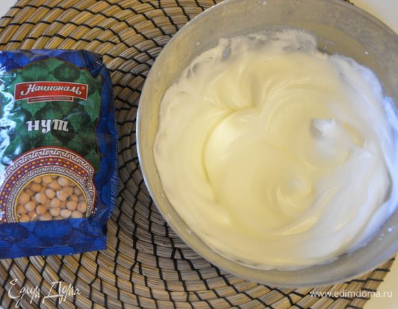 Тем временем взбить белки до крепких пиков. Добавить ванильный сахар и снова взбить. 