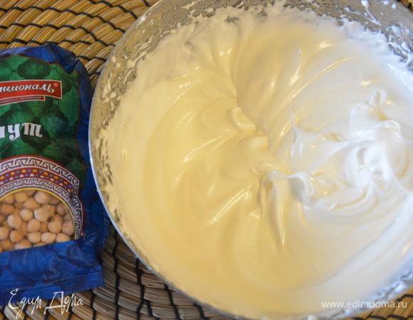 Тонкой струйкой влить горячий сахарный сироп во взбитые сливки, продолжая постоянно взбивать миксером. Добавить пару капель лимонного сока и взбивать еще 2-3 минуты.