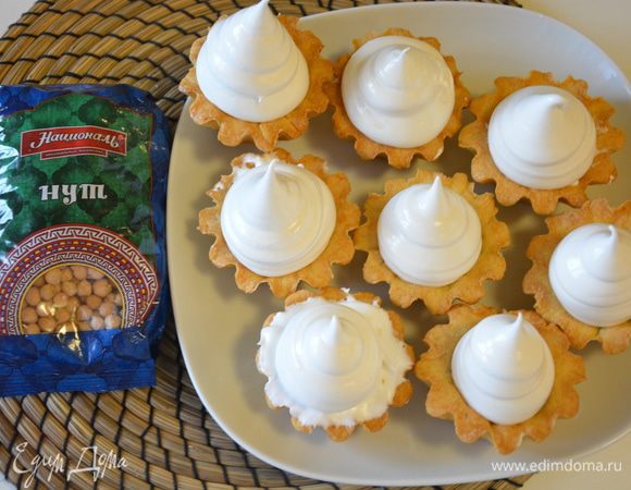 Украсить кремом корзиночки.