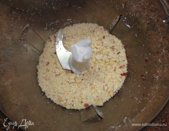 Арахис подсушить на сухой сковороде, чтобы кожица легко отшелушивалась, и измельчить.