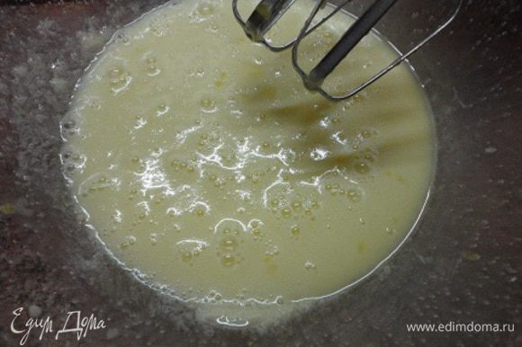 Мягкое масло растереть с сахаром, затем добавить по одному куриные яйца и взбить миксером. Добавить сметану и орехи, перемешать.
