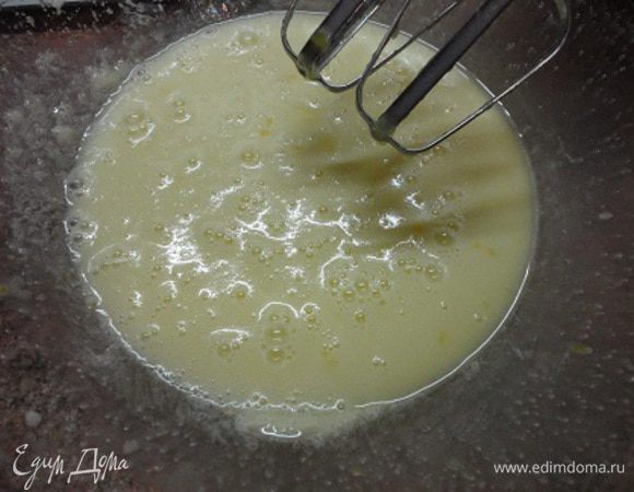 Мягкое масло растереть с сахаром, затем добавить по одному куриные яйца и взбить миксером. Добавить сметану и орехи, перемешать.