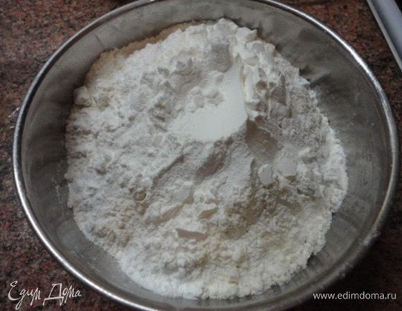 Соединить сухие составляющие рецепта: муку, разрыхлитель и крахмал.