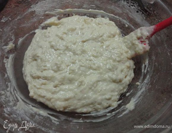 Просеять к жидкой смеси и перемешать. Выложить в форму. Силиконовую форму смазывать не надо, а металлическую лучше выстлать пекарской бумагой. Поверх теста выложить варенье и сделать разводы деревянной шпажкой. (Забыла сфотографировать этот шаг).