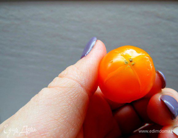 На помидорах сделать небольшие надрезы (неглубокие). Облить помидоры крутым кипятком, сразу поместить в ледяную воду. Помидоры не должны вариться!