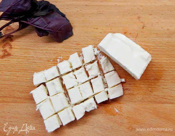 Нарезать некрупными кубиками фету.