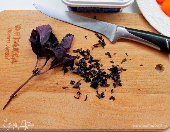 Порезать свежий базилик.