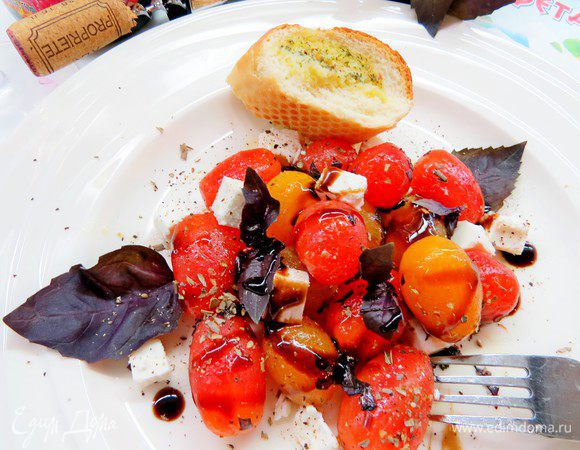 Очень вкусно есть такой салат со свежей чиабаттой или с хлебом. Макаем в ароматный сок хрусткой хлебной коркой и наслаждаемся.
Приятного аппетита!