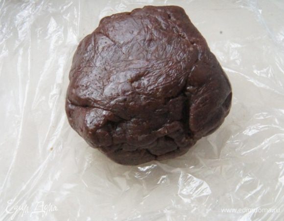 В миске смешать миксером сухие ингредиенты: сахарную пудру, какао, оба вида муки. Добавить сливочное масло, холодное, которое нужно нарезать на кусочки около 0,5 см. Смешать миксером около 3 минут. Добавить яйцо, его нужно взвесить, у меня это среднее яйцо, от которого мне пришлось убрать немного желтка. Добавить к муке с маслом, продолжая взбивать. У меня ушло на замешивание теста около 10 минут, получается крошка, постепенно увеличивайте скорость, пока не начнет собираться комок теста.